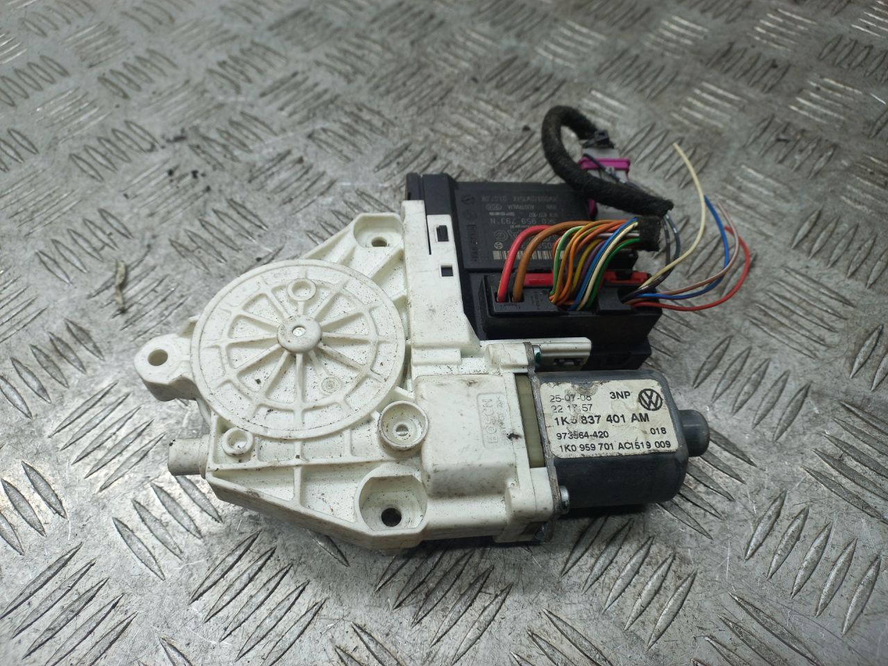моторчик стеклоподъемника передний левый Volkswagen Golf 5 поколение 2008, 1.9 л., TDi PD, BLS, дизель, 1K5837401AM - фото №1