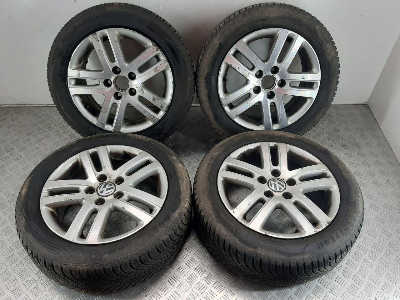 диск литой Volkswagen Golf 5 поколение 2007, 1K0601025AJ - фото №1