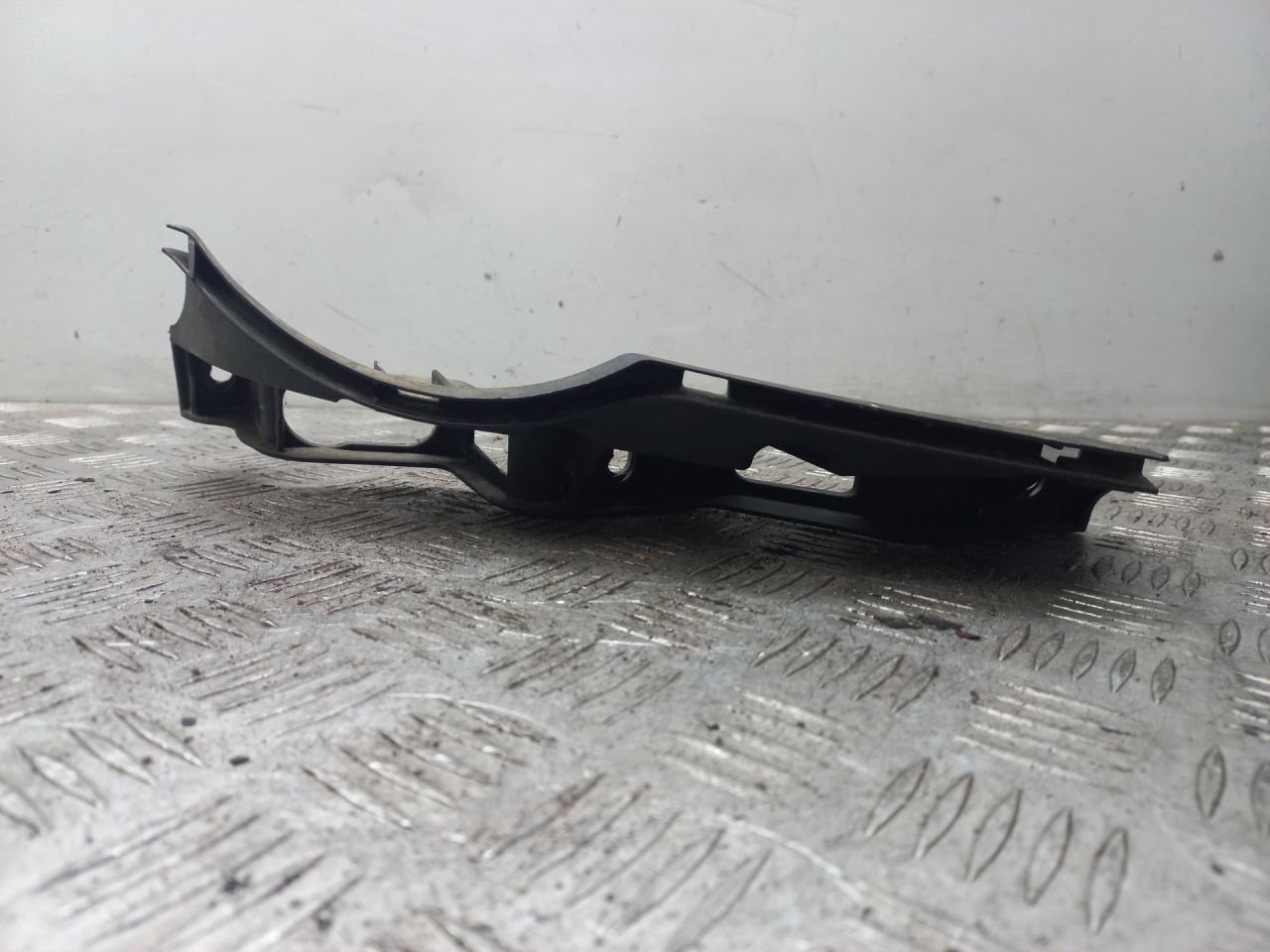 Крепление бампера переднего Volkswagen Passat B6 2009, 2.0 л., FSI, BLR, бензин, 3C0807890 - фото №1