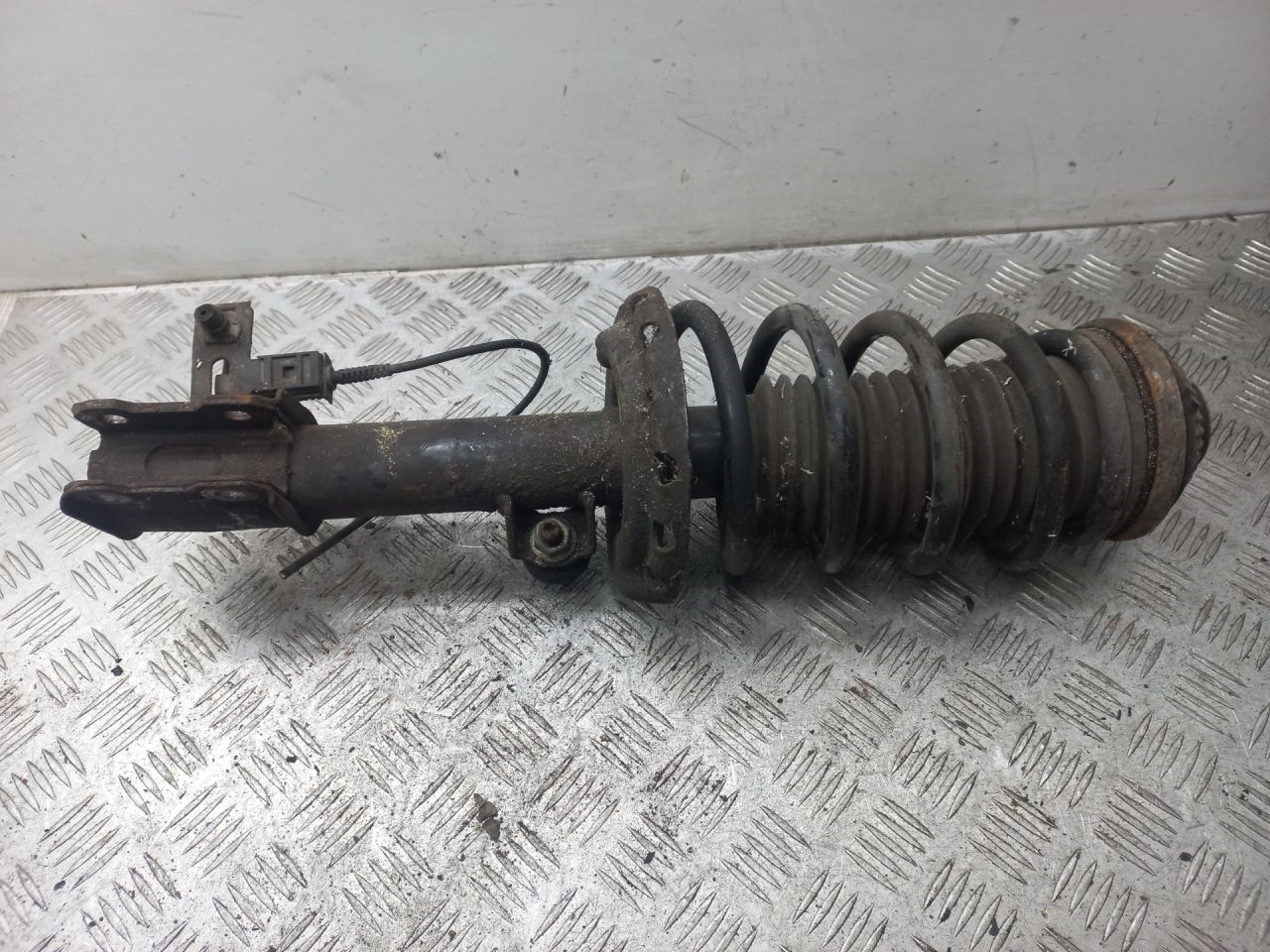 стойка передняя левая Opel Zafira 2 поколение (B) 2007, 22231389 - фото №1