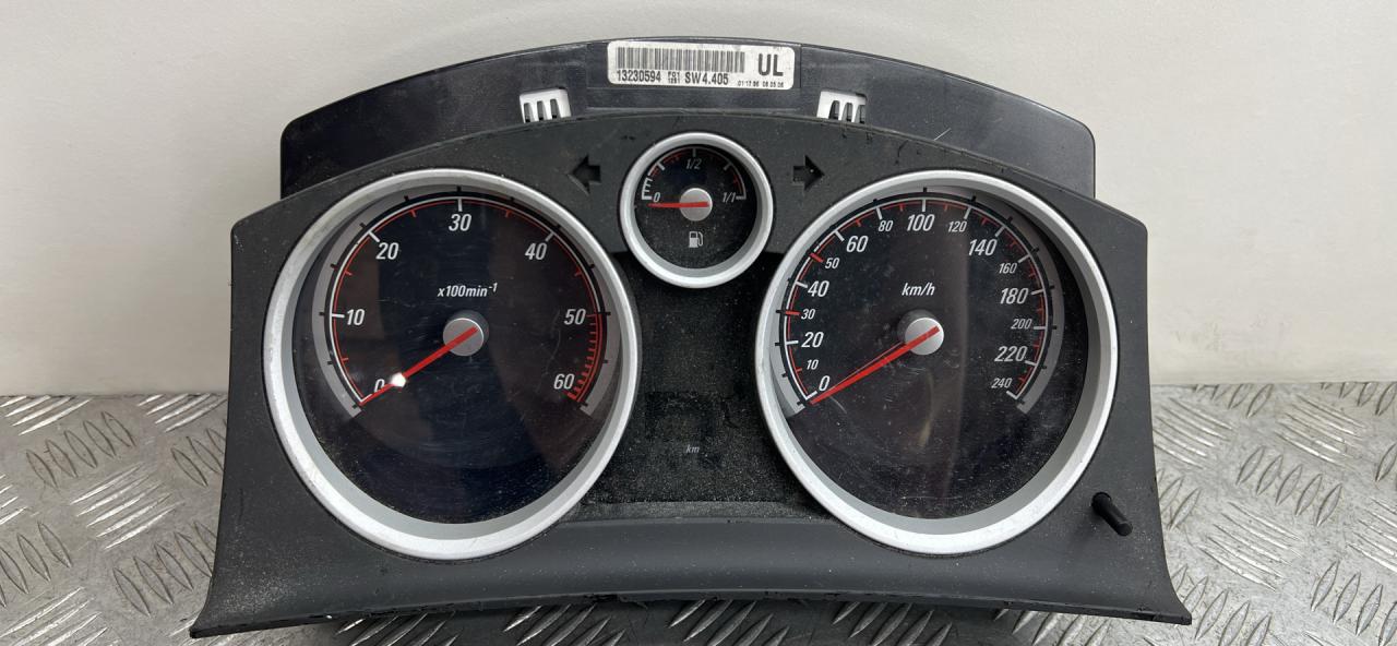щиток приборов (приборная панель) Opel Zafira 2 поколение (B) 2006, 1.9 л., CDTi, дизель, 13230594 - фото №1