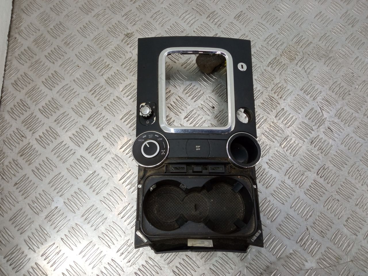 консоль салона Volkswagen Touareg 1 поколение 2005, 7L6858602A - фото №1