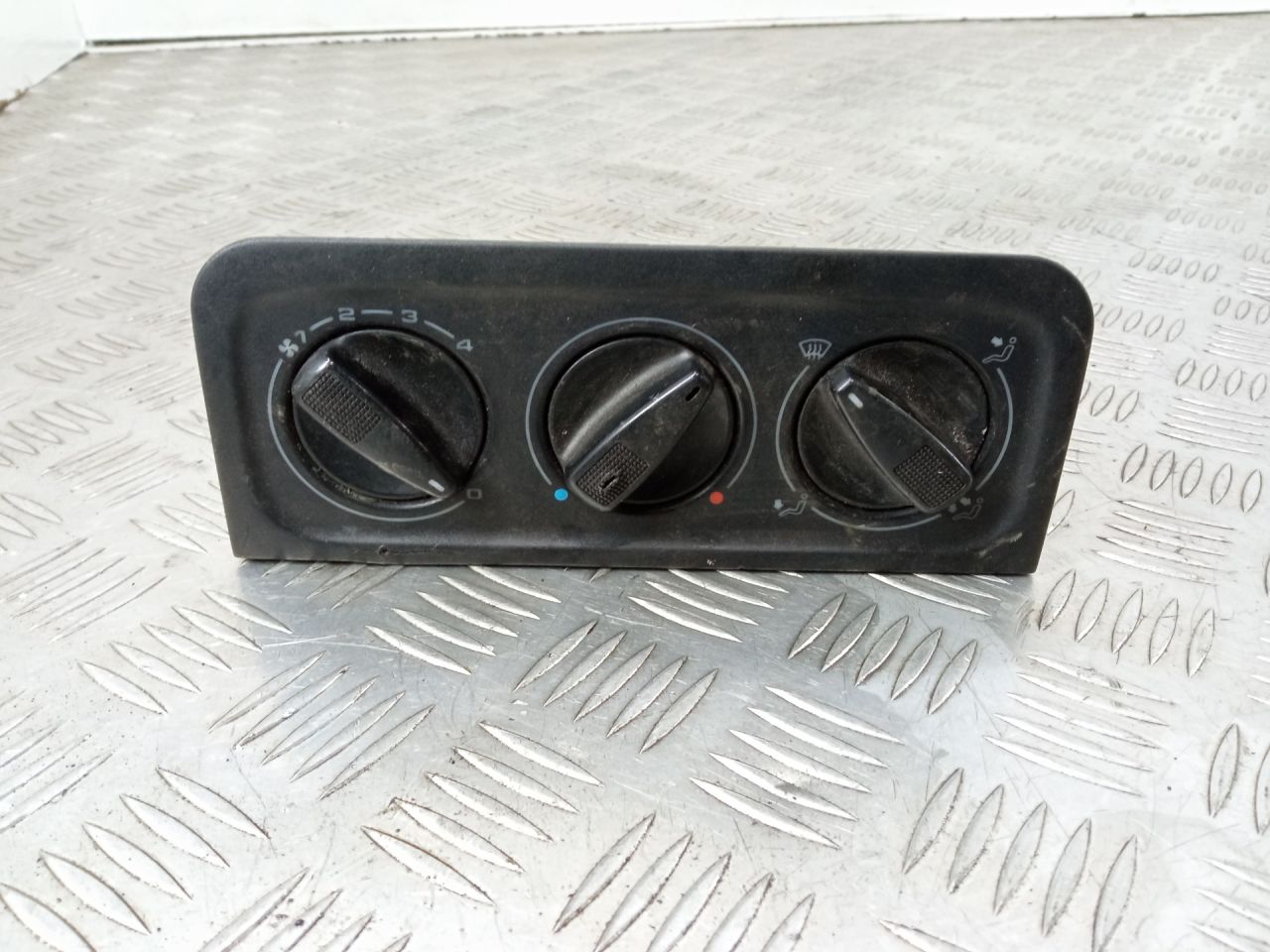 блок управления печки / климат-контроля Volkswagen Golf 3 поколение 1996, 1.6 л., i, AFT, бензин, АКПП, 1H0819045C - фото №1