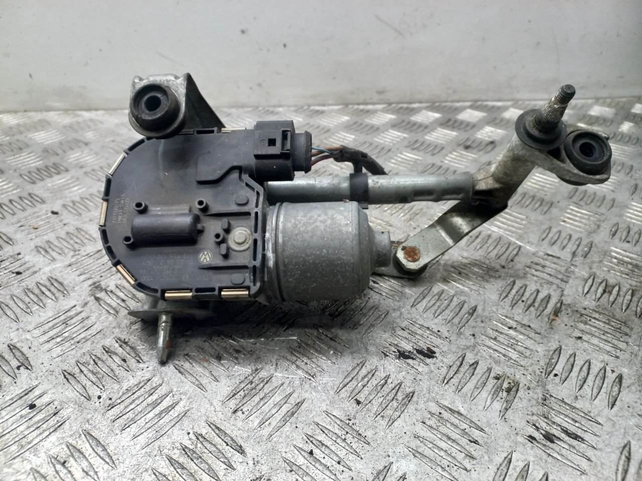 моторчик передних стеклоочистителей (дворников) Volkswagen Touran 1 поколение 2005, 1T0955120C, 0390241786 - фото №1