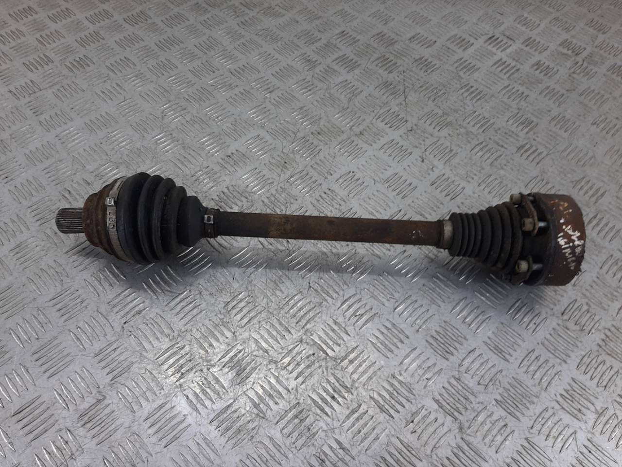 полуось передняя левая (приводной вал, ШРУС) SEAT Toledo 3 поколение 2008, 1.6 л., BGU, бензин, МКПП - фото №1