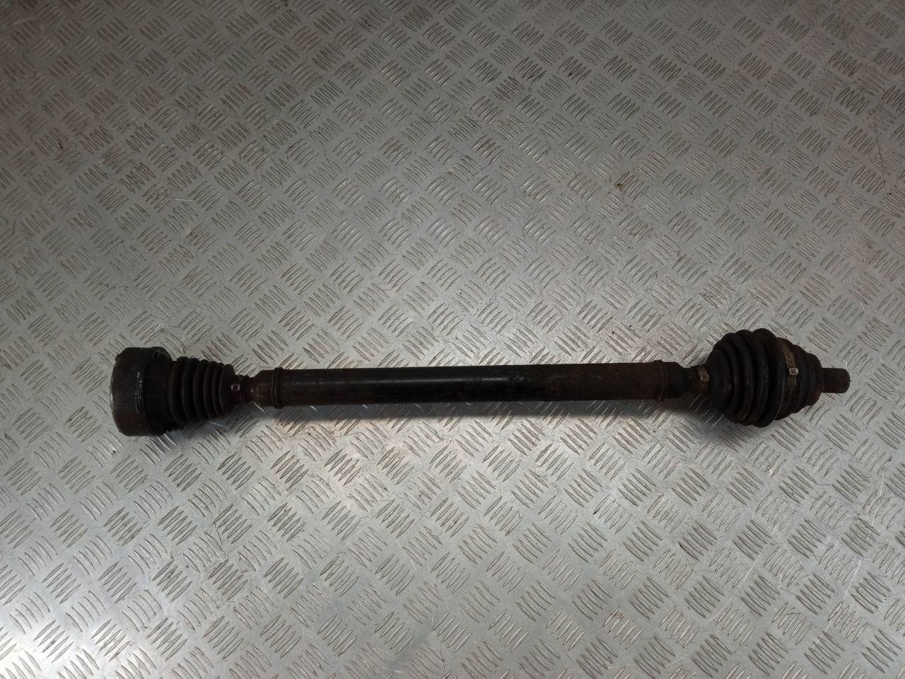 полуось передняя правая (приводной вал, ШРУС) Volkswagen Golf 5 поколение 2007, 1.9 л., BLS, дизель - фото №1
