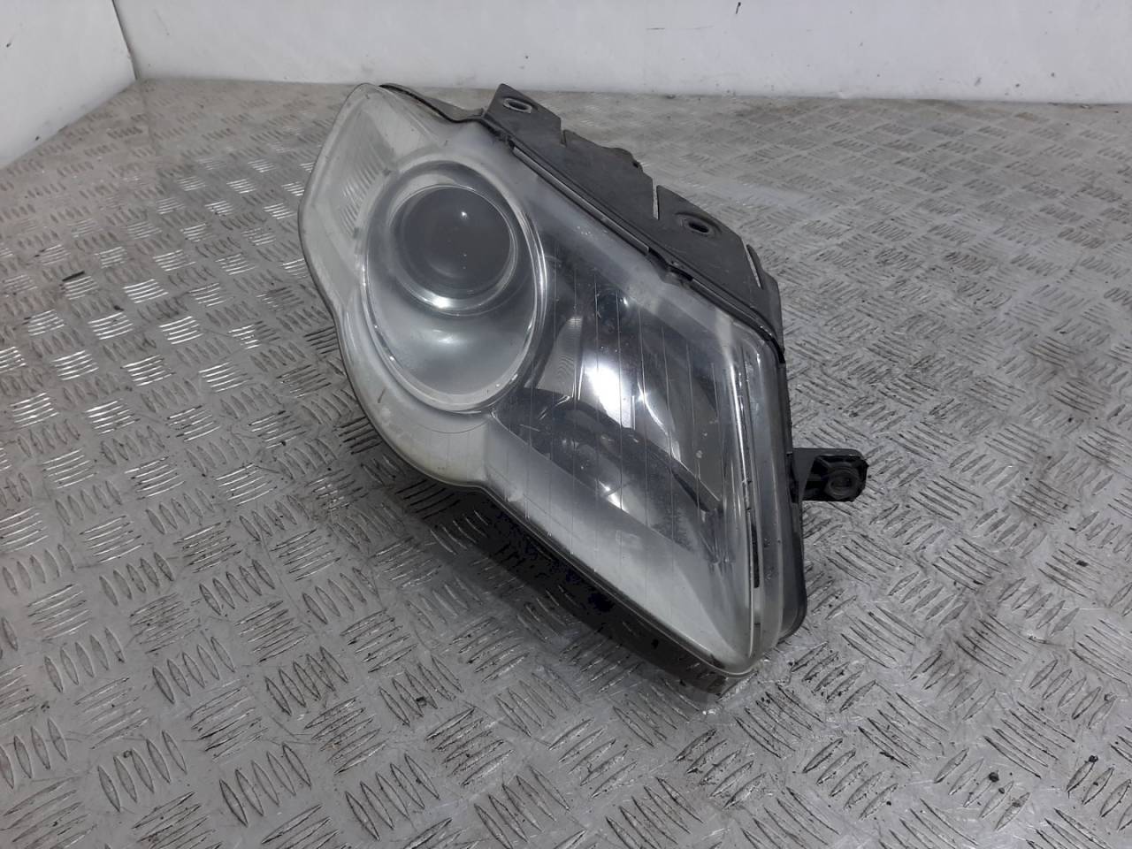фара правая Volkswagen Passat B6 2008 - фото №1