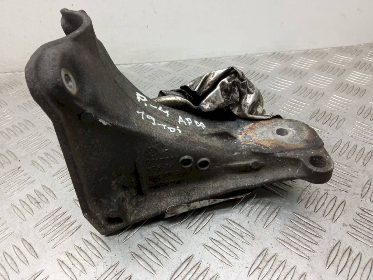 кронштейн двигателя Volkswagen Passat B4 1996, 1.9 л., TDi, 1H0199354J - фото №1