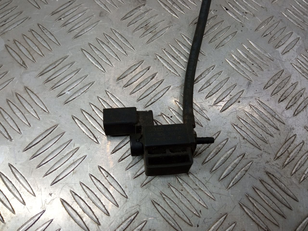 электромагнитный клапан Audi A6 4F/C6 2005, 3.0 л., дизель, АКПП, 037906283C - фото №1