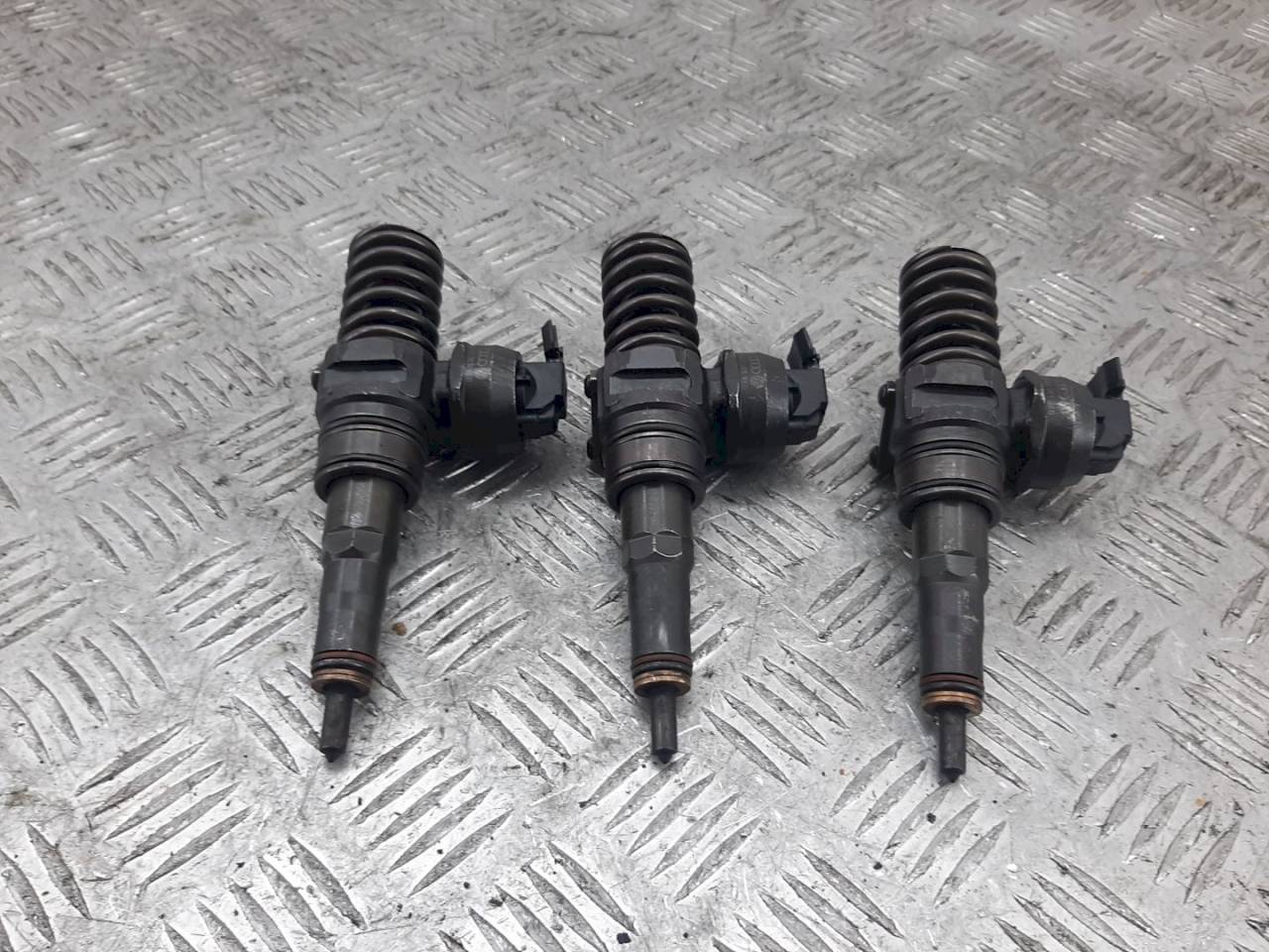 форсунка Volkswagen Golf 5 поколение 2006, 1.9 л., TDi, 038130079TX - фото №1
