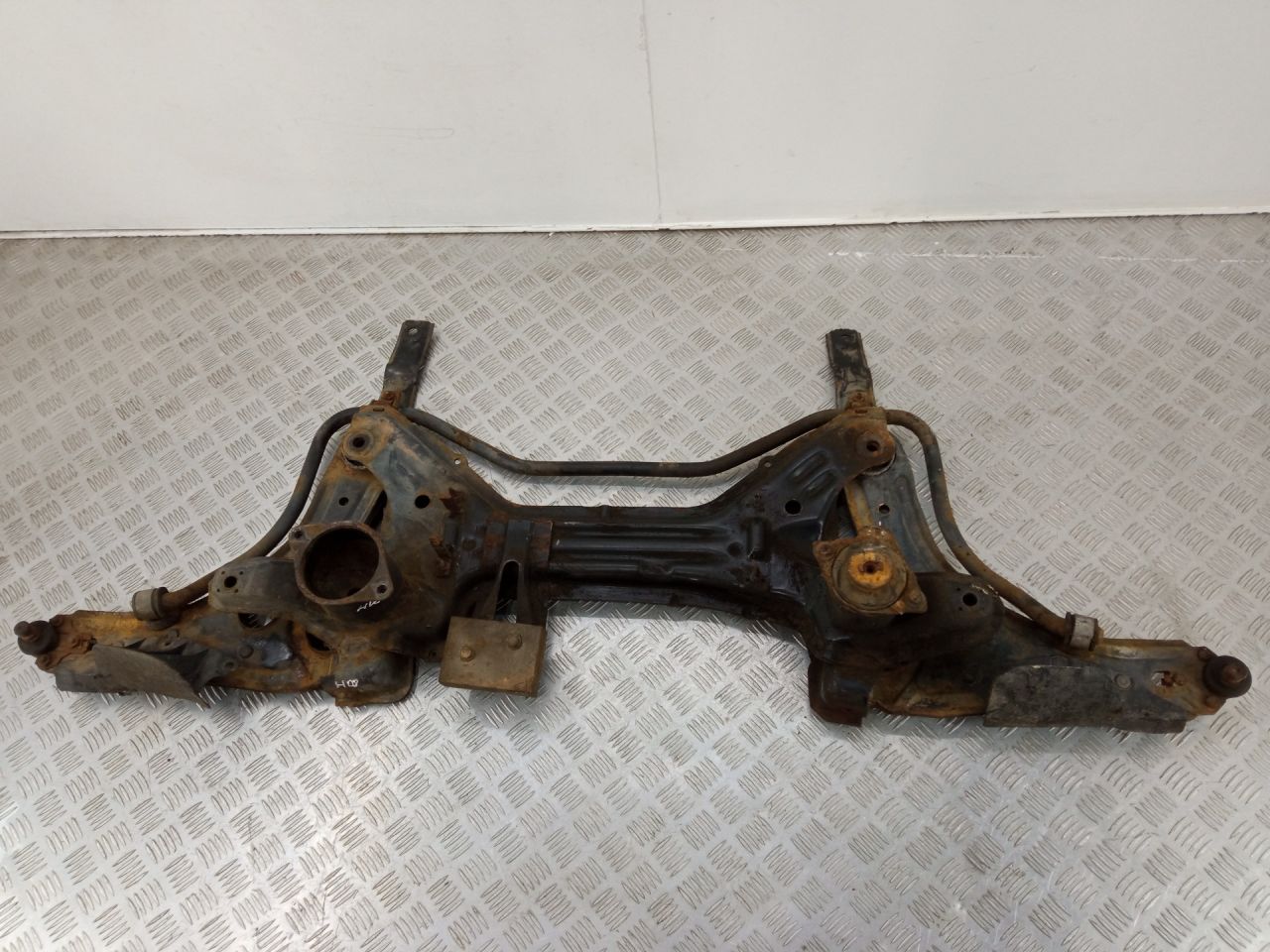 балка подвески передняя (подрамник) Volkswagen Golf 3 поколение 1996, 1.6 л., i, AFT, бензин, АКПП - фото №1