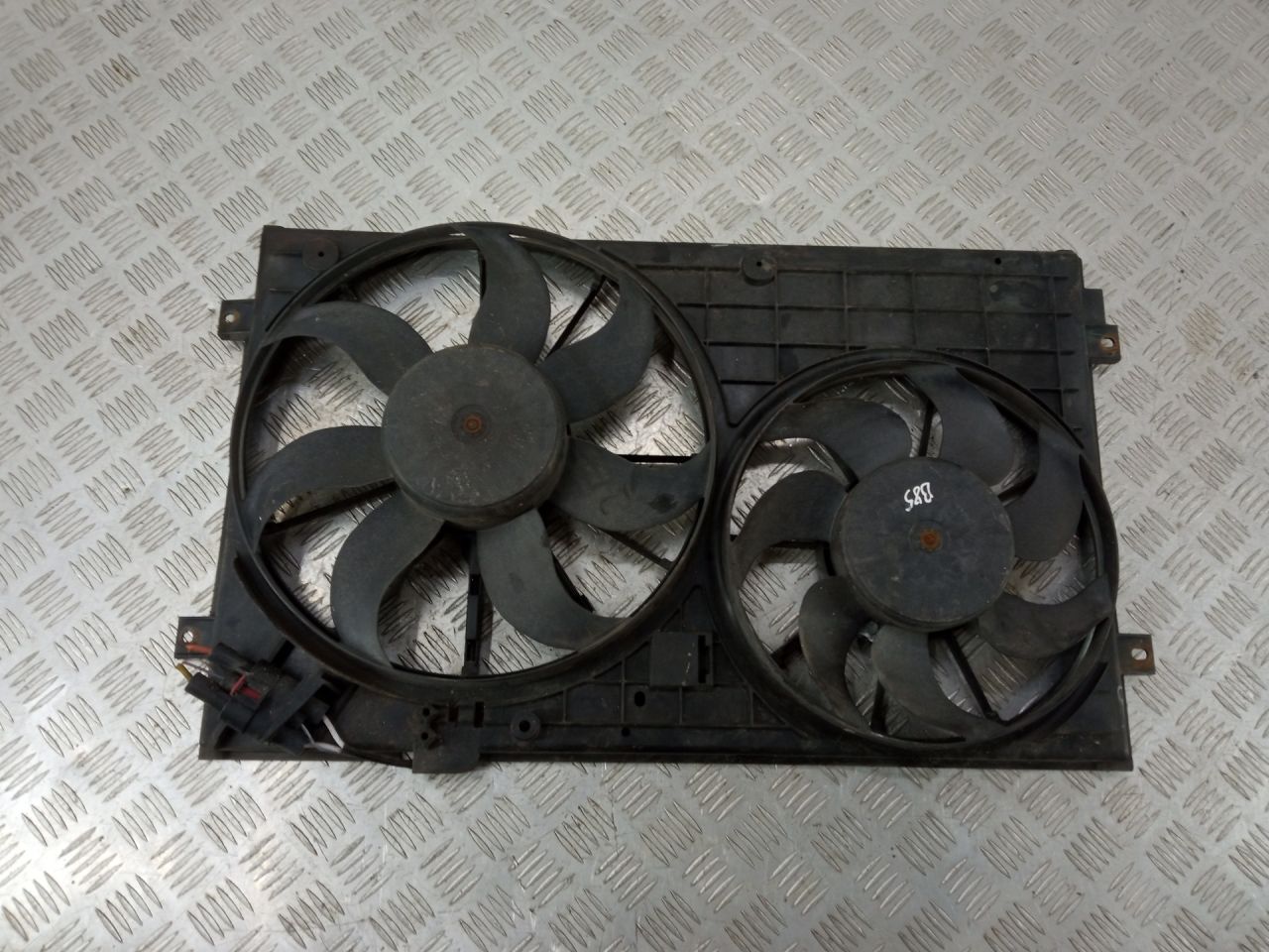вентилятор радиатора Volkswagen Golf 5 поколение 2006, 1.9 л., BXE, дизель, МКПП, универсал, 1K0121207T - фото №1