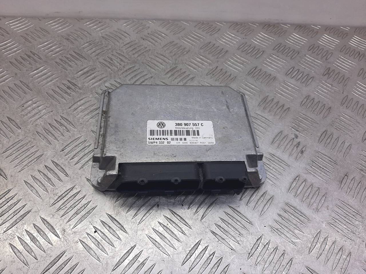 блок управления двигателем Volkswagen Passat B5 1998, 1.6 л., i, 3B0907557C - фото №1