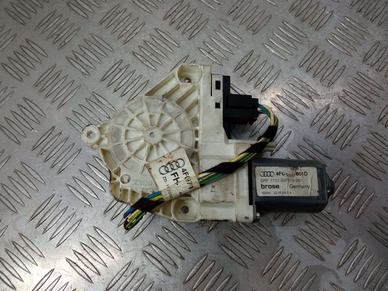 моторчик стеклоподъемника передний левый Audi A6 4F/C6 2005, 3.0 л., дизель, АКПП, 4F0959801D - фото №1