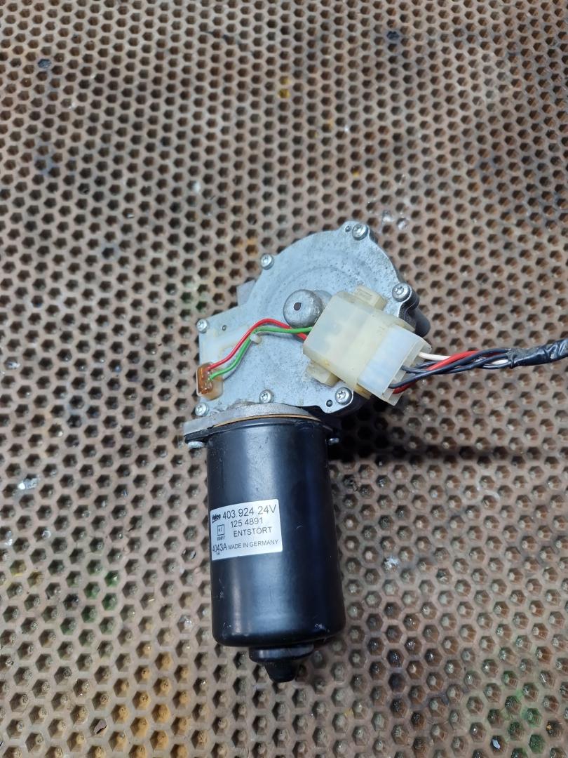 моторчик передних стеклоочистителей (дворников) DAF XF 105 1 поколение 2013 - фото №1