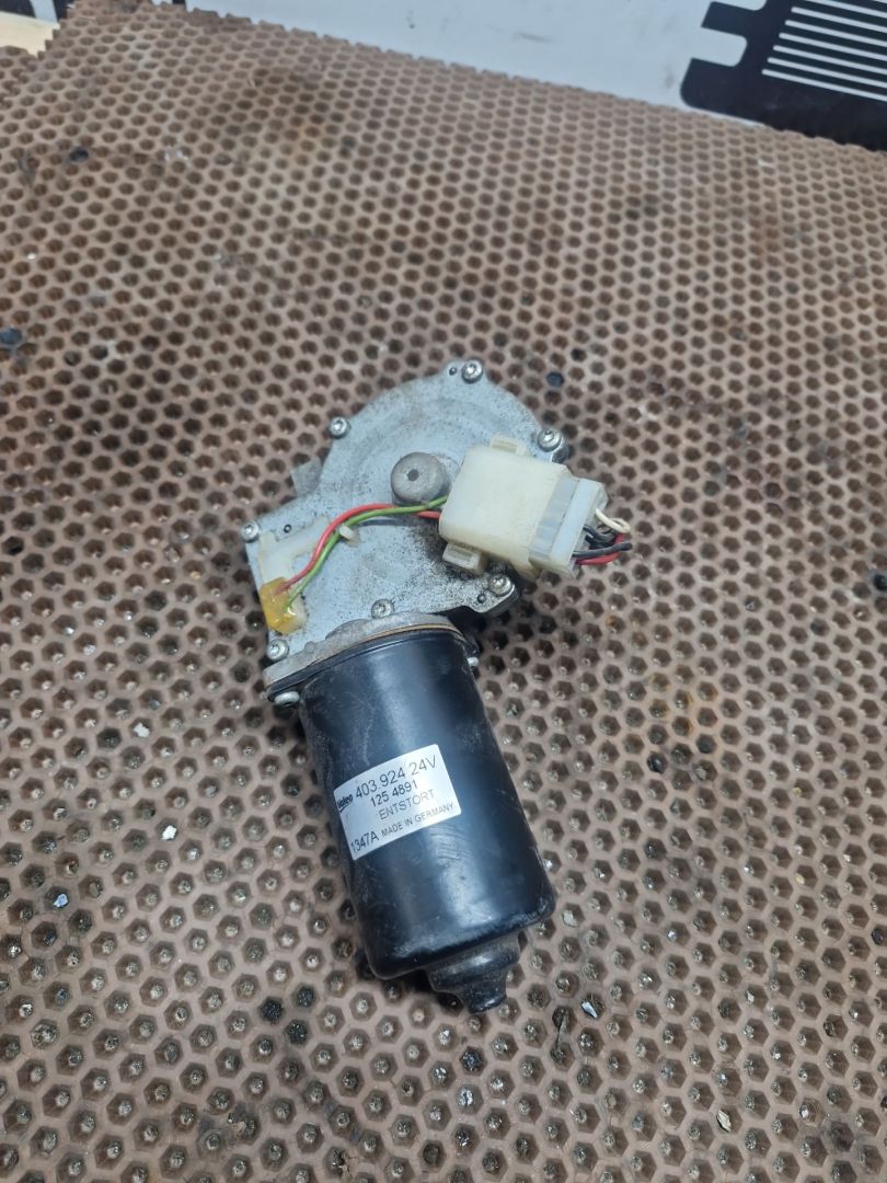 моторчик передних стеклоочистителей (дворников) DAF XF 105 1 поколение 2005, 403924 - фото №1