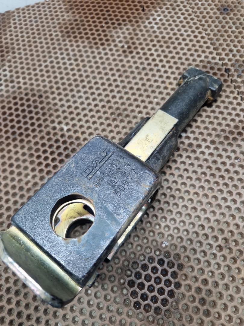 крюк буксировочный DAF XF 105 1 поколение 2010 - фото №1