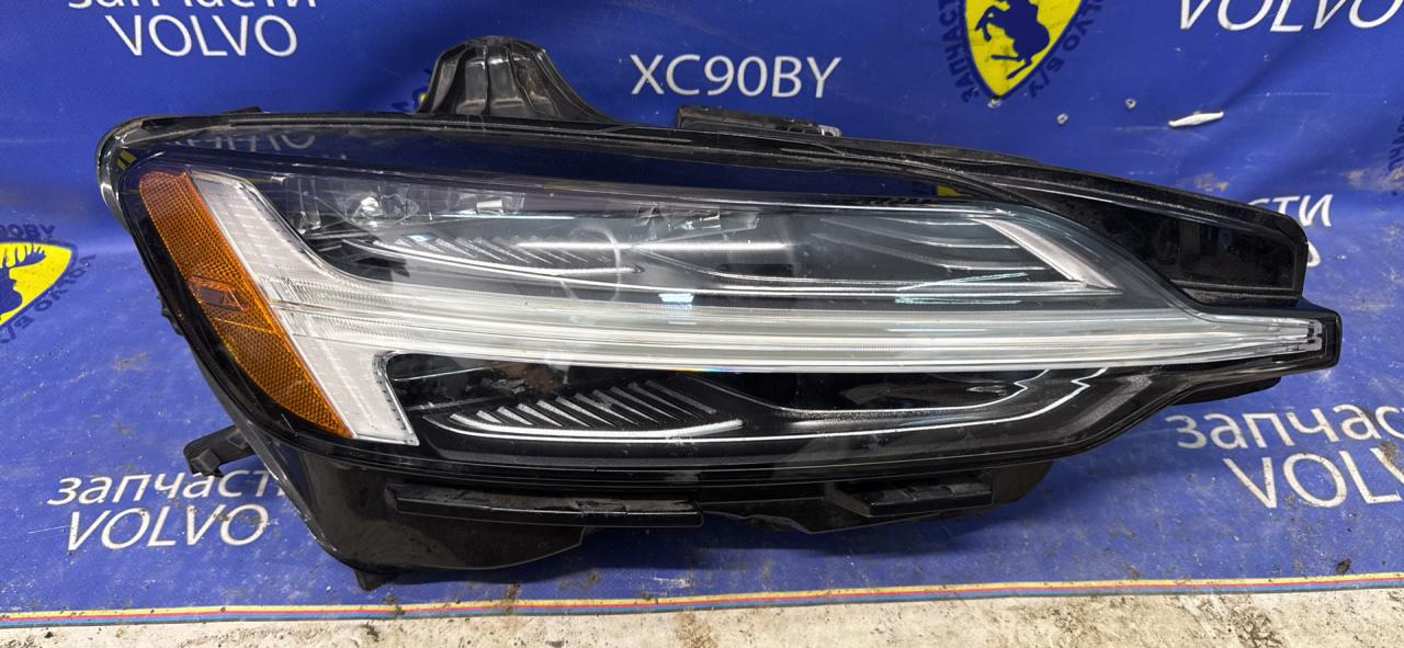 фара правая Volvo V60 Cross Country 2 поколение 2020, 2.0 л., D4204T14, дизель, АКПП, универсал, полный привод, 32314166 - фото №1