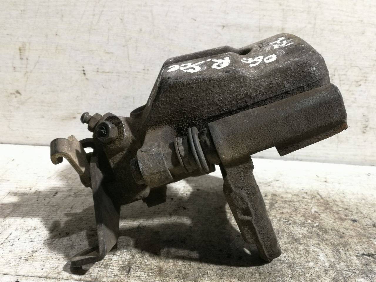 суппорт задний левый Renault Scenic 2 поколение 2006 - фото №1