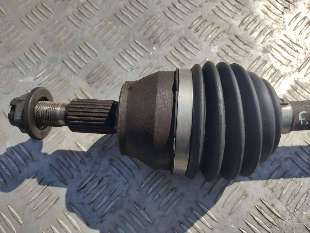 полуось передняя правая (приводной вал, ШРУС) Ford Focus 3 поколение 2012, 1.0 л., бензин, МКПП - фото №1
