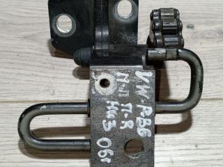 петля двери Volkswagen Passat B6 2006