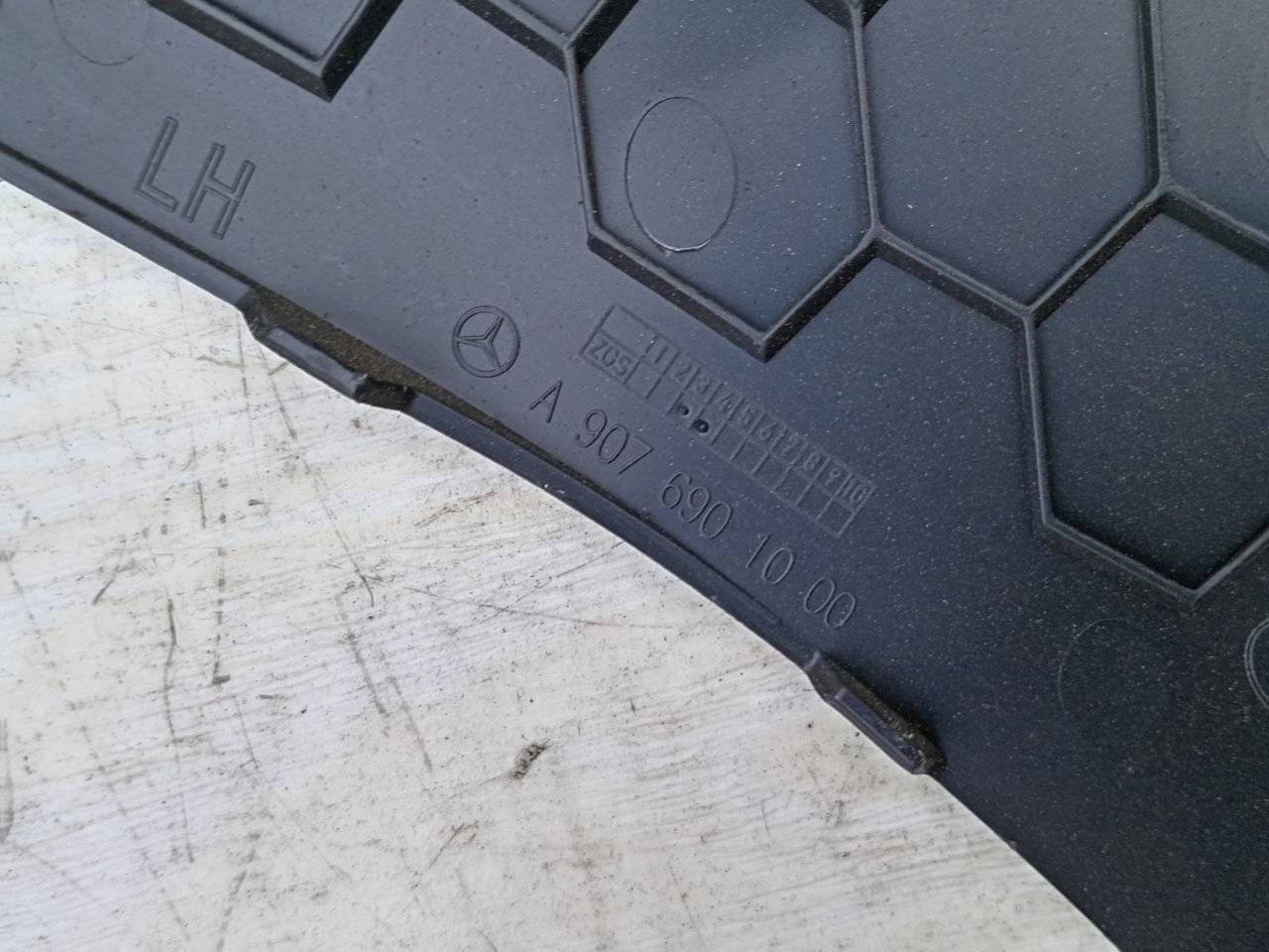 обшивка стойки Mercedes-Benz Sprinter W907/W910 2020, A9076901000 - фото №1