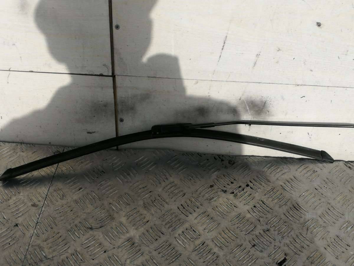 щеткодержатель (поводок стеклоочистителя, дворник) Renault Zoe 1 поколение 2013 - фото №1