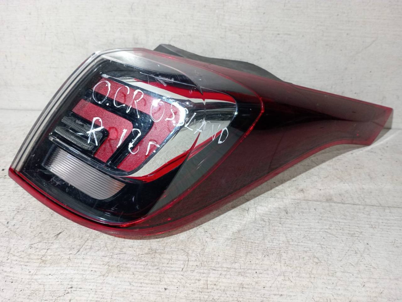 фонарь задний правый Opel Crossland X 1 поколение 2018 - фото №1