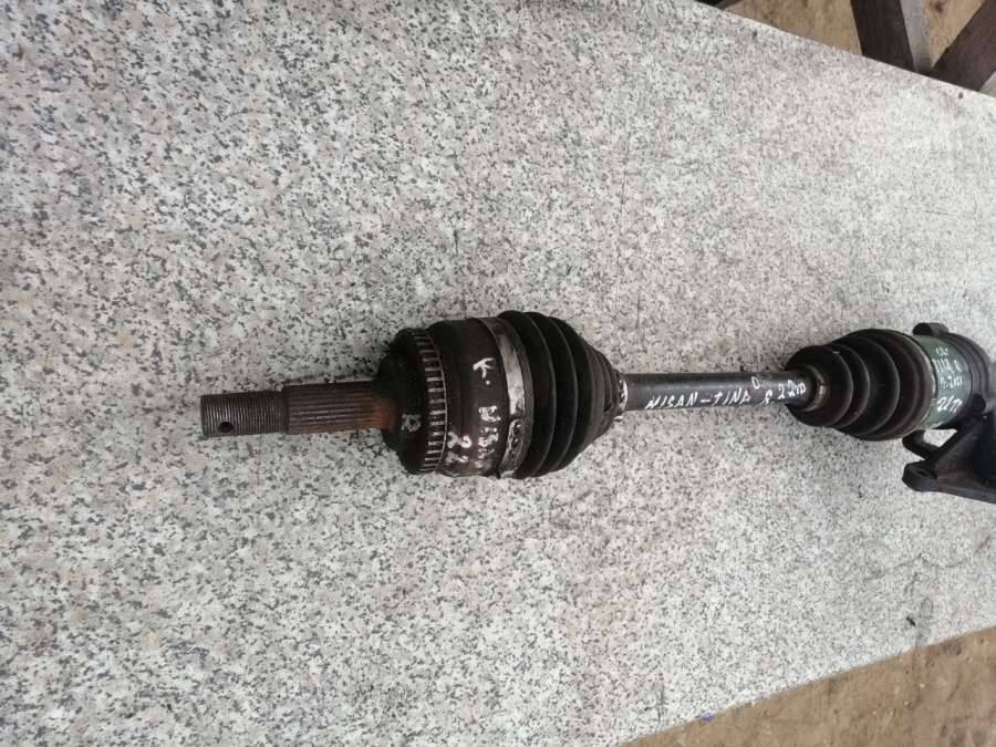 полуось передняя правая (приводной вал, ШРУС) Nissan Almera Tino V10 2002, 2.2 л., TDi, дизель, хетчбэк 5 дв. - фото №1