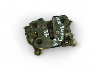 замок двери передней правой Nissan Sunny B12 1987
