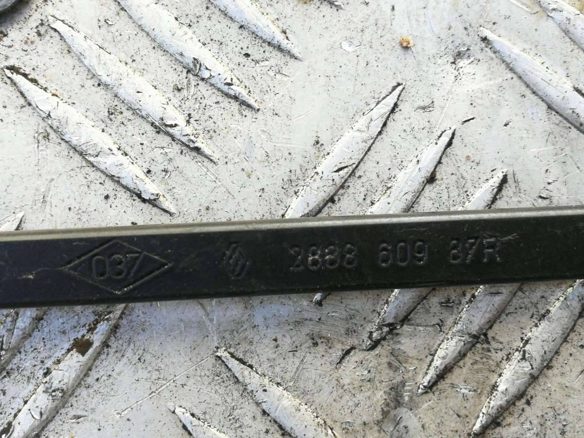 щеткодержатель (поводок стеклоочистителя, дворник) Renault Zoe 1 поколение 2016 - фото №1