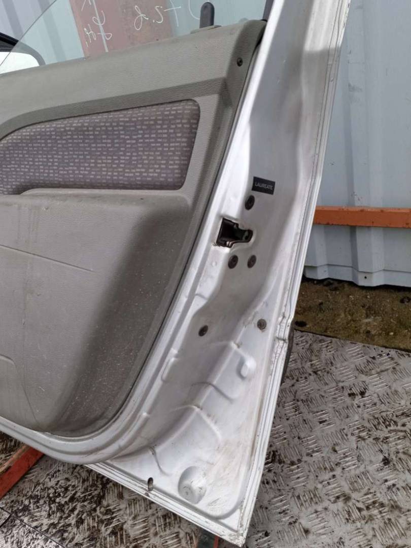 дверь передняя правая Renault Logan 1 поколение 2007, универсал - фото №1