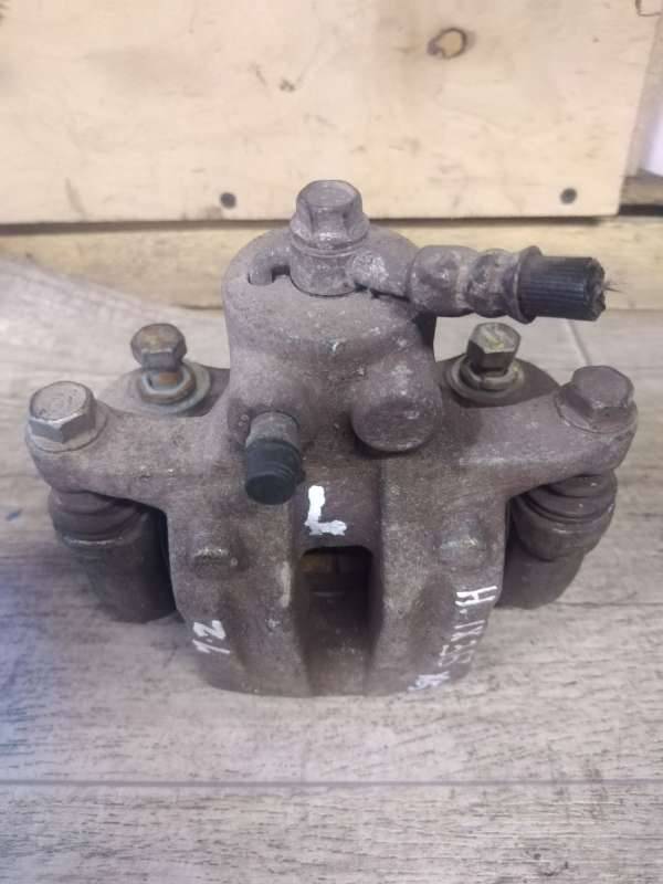 суппорт задний левый Hyundai ix35 1 поколение 2011, 2.0 л., дизель, хетчбэк 5 дв. - фото №1