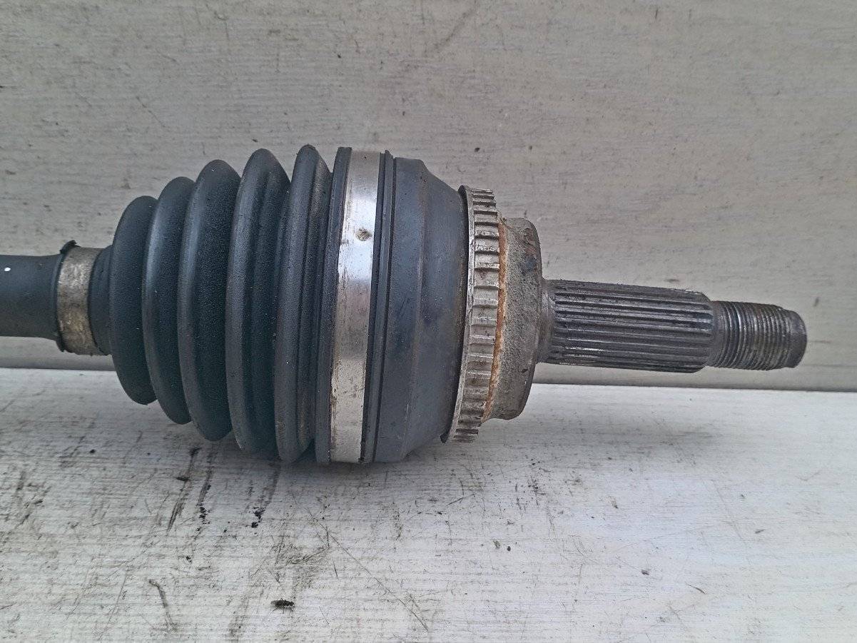 полуось передняя правая (приводной вал, ШРУС) Toyota RAV4 2 поколение (XA20) 2003, 2.0 л., TD, дизель - фото №1