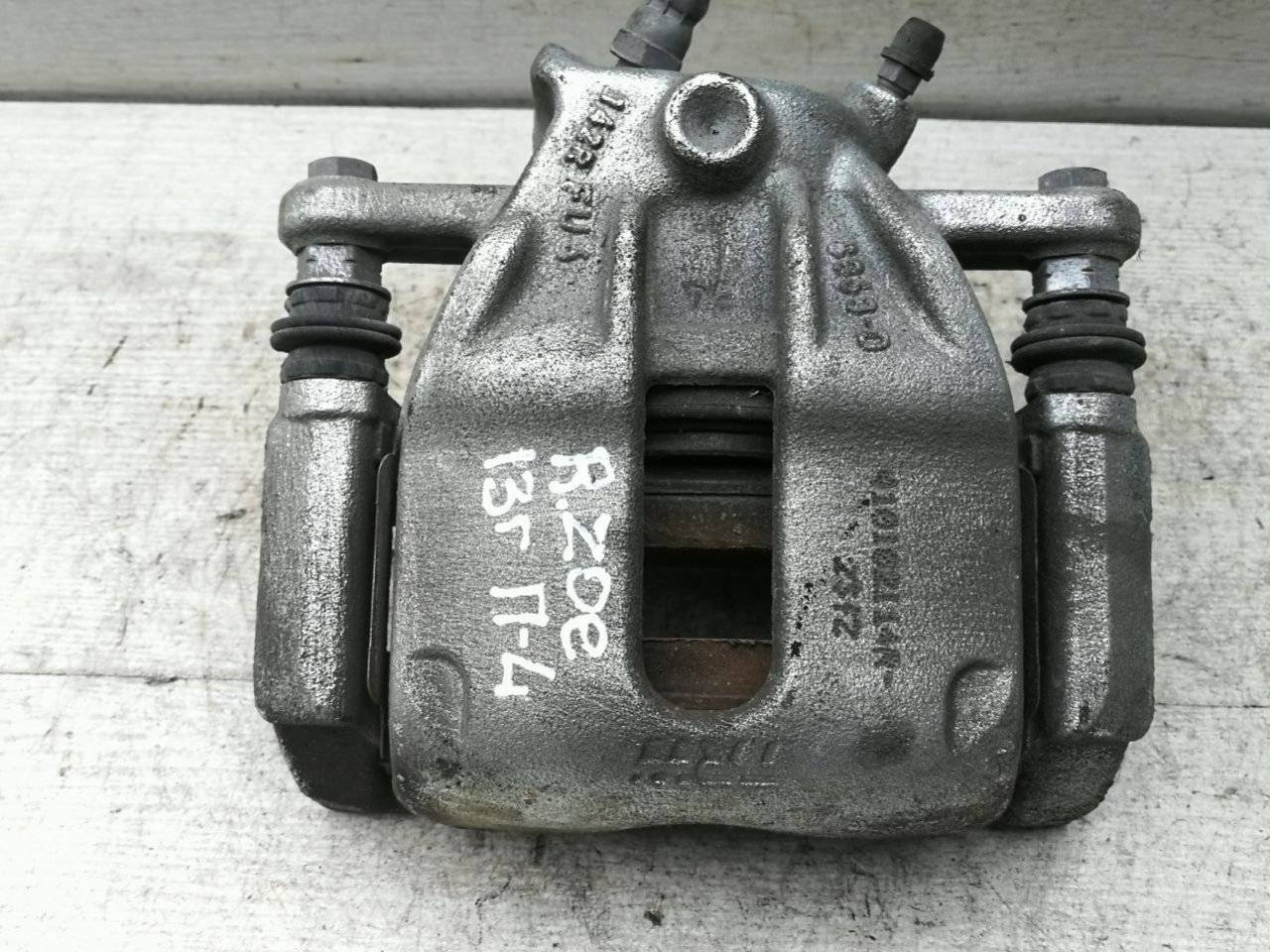 суппорт передний левый Renault Zoe 1 поколение 2013 - фото №1