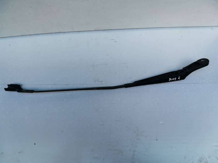 щеткодержатель (поводок стеклоочистителя, дворник) Peugeot 3008 1 поколение 2011, 1.6 л., хетчбэк 5 дв. - фото №1