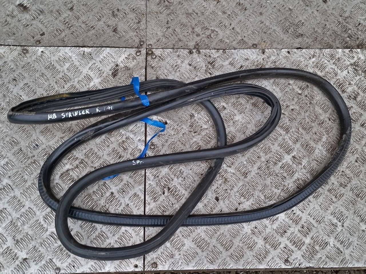 уплотнитель двери Mercedes-Benz Sprinter W907/W910 2020 - фото №1