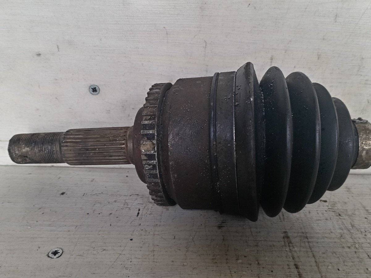 полуось передняя правая (приводной вал, ШРУС) Nissan Almera Tino V10 2001, 2.2 л., D, дизель - фото №1