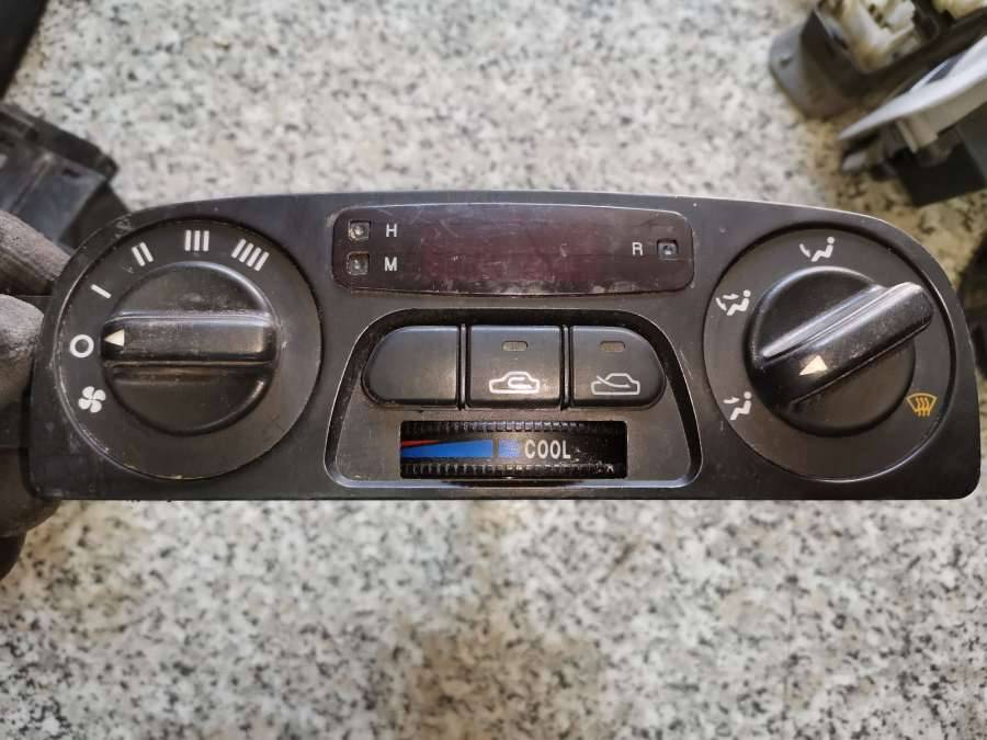 блок управления печки / климат-контроля Kia Clarus 1 поколение 1998, 2.0 л., i, бензин, седан - фото №1