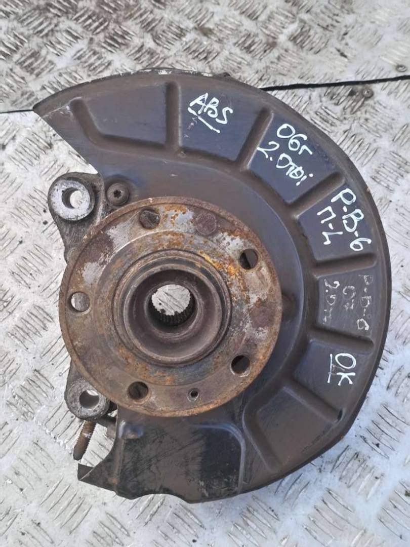 ступица передняя левая Volkswagen Passat B6 2006 - фото №1