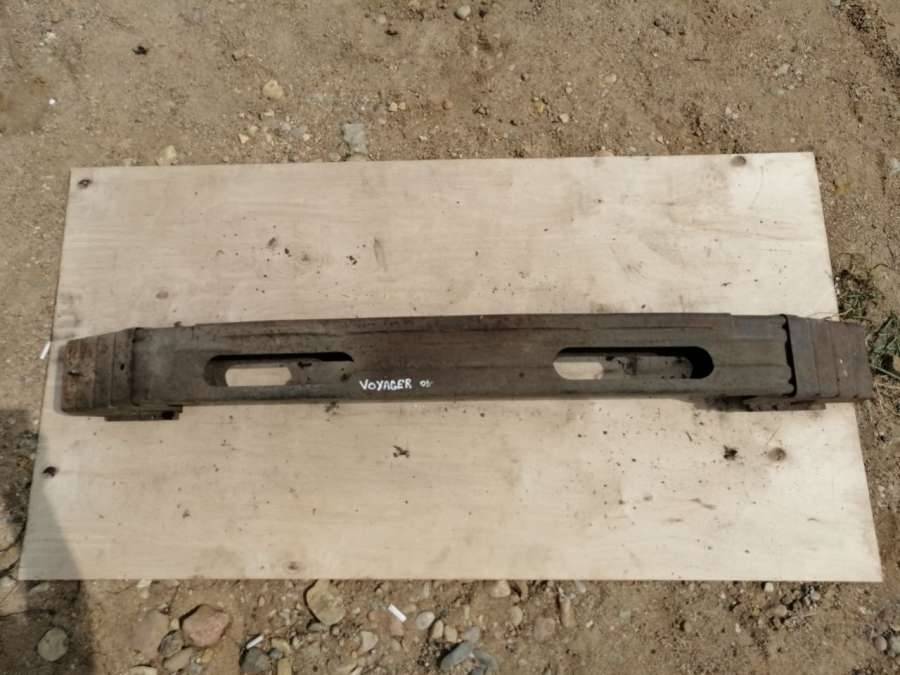 усилитель бампера переднего Chrysler Voyager 2 поколение 1995, 2.8 л., дизель, минивэн - фото №1