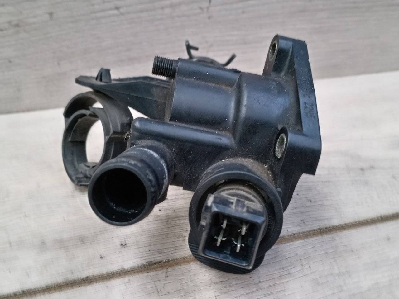 корпус термостата Renault Megane 2 поколение 2004, 1.5 л., дизель - фото №1