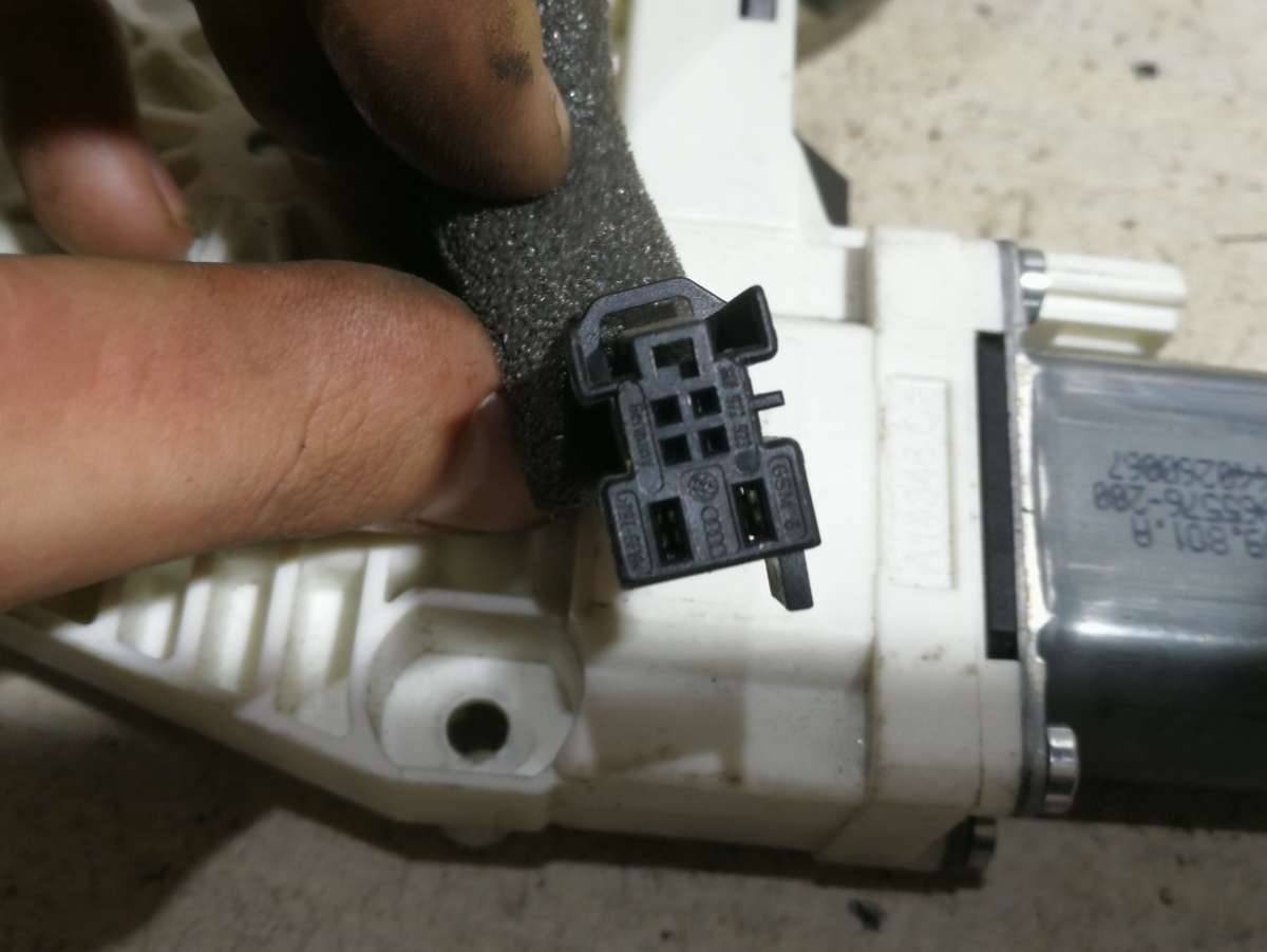 моторчик стеклоподъемника передний левый Skoda Superb 2 поколение 2013 - фото №1