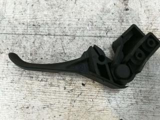 захватный крюк капота Volkswagen Passat B5 1999