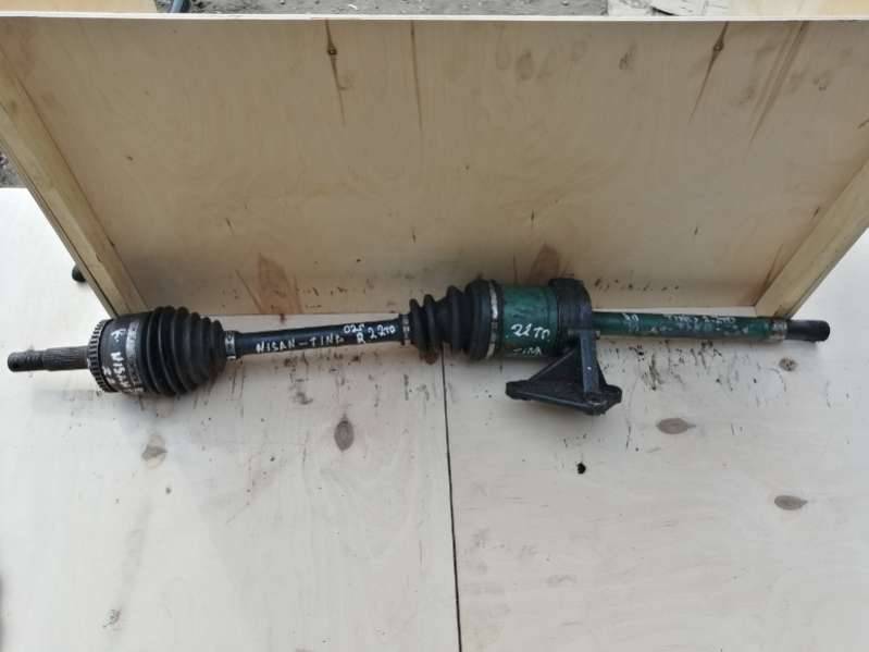 полуось передняя правая (приводной вал, ШРУС) Nissan Almera Tino V10 2000, 2.2 л., дизель, минивэн - фото №1