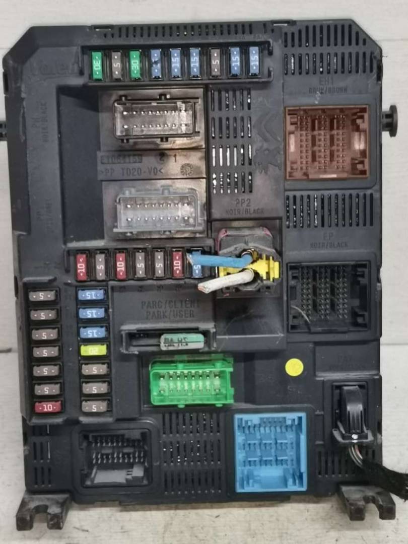 блок предохранителей Peugeot 208 1 поколение 2013, 1.2 л., бензин - фото №1