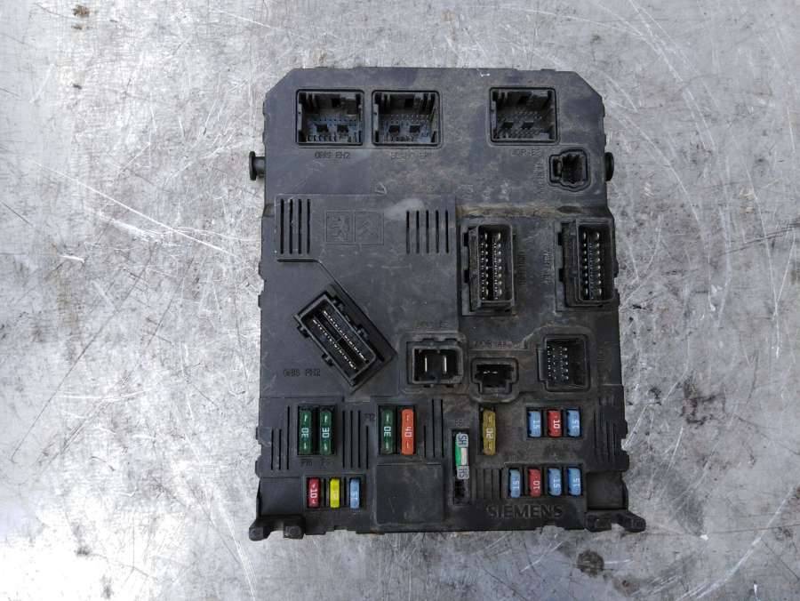 блок предохранителей Peugeot 206 1 поколение 2001, 1.4 л., бензин, хетчбэк 5 дв. - фото №1