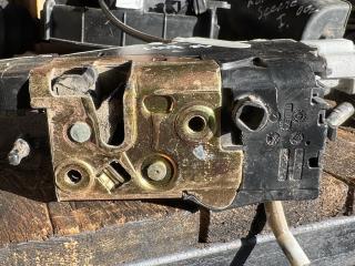 замок двери передней левой Peugeot 407 1 поколение 2006