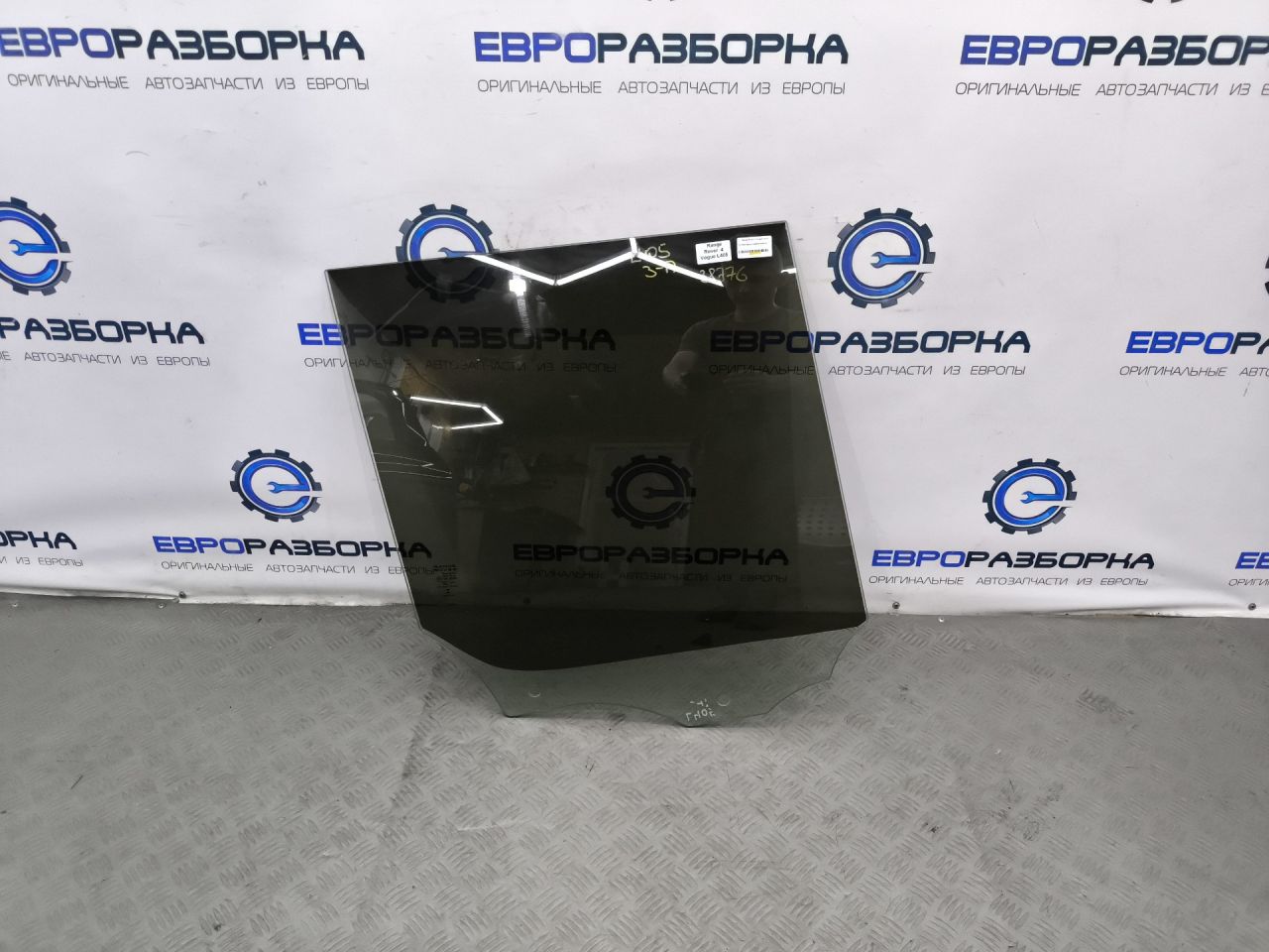 стекло двери задней правой Land Rover Range Rover 4 поколение L405 2015, 4.4 л., дизель, АКПП, полный привод, правый руль - фото №1