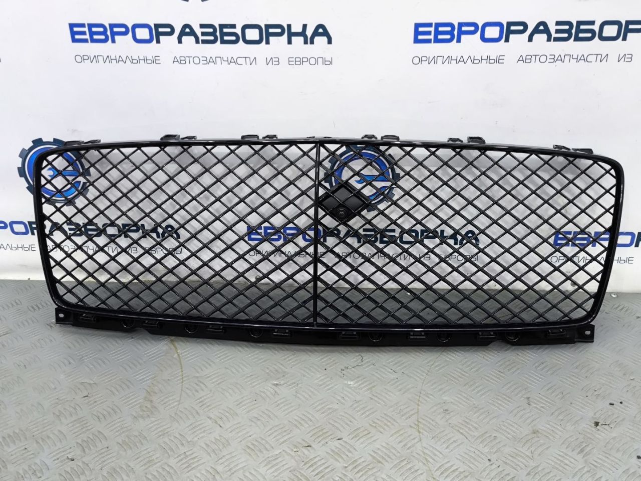 решетка радиатора Bentley Continental GT 3 поколение 2023, 4.0 л., CVD, бензин, АКПП, 63 / o31 красный, купе, полный привод, правый руль, 3SD853667A - фото №1